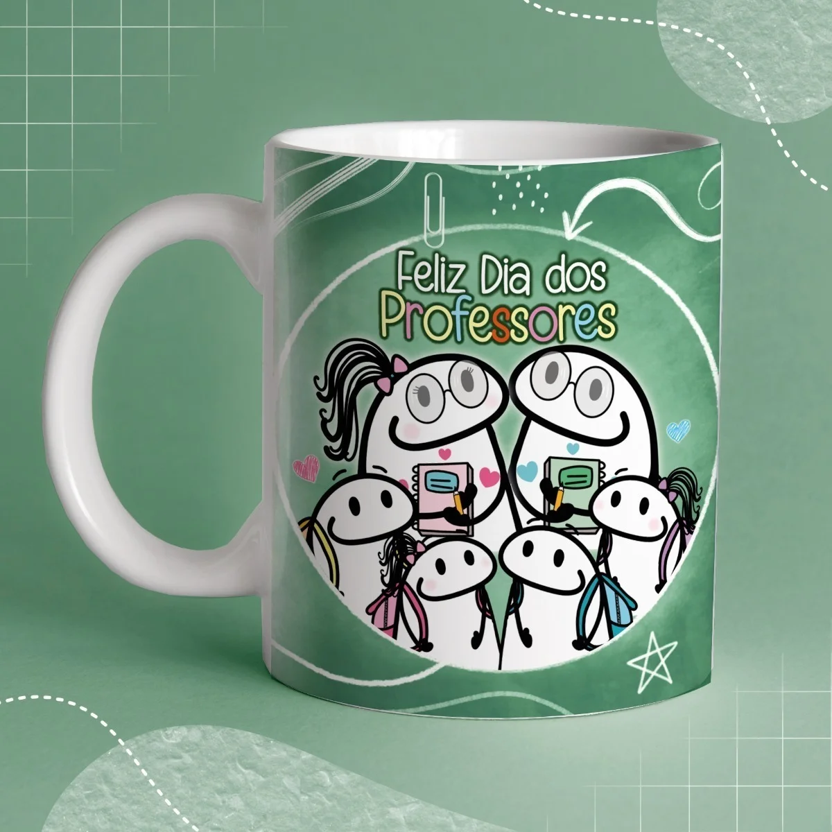 Caneca branca estampada com desenho de bonecos e texto comemorativo em fundo verde
