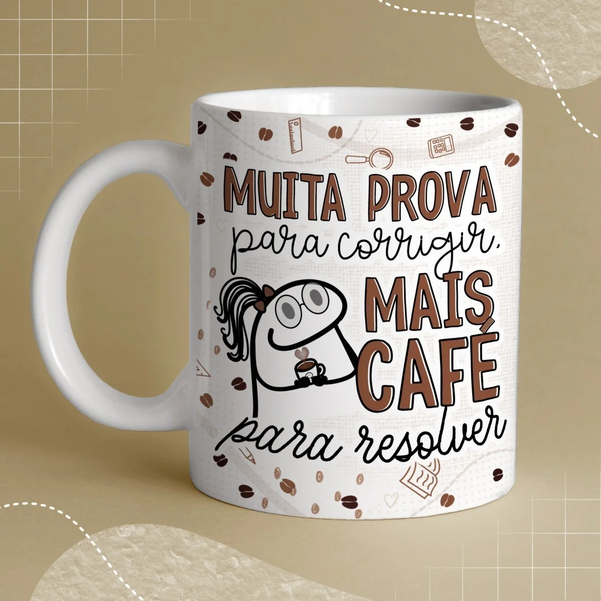 Caneca branca estampada com desenho e texto em português sobre café e provas.