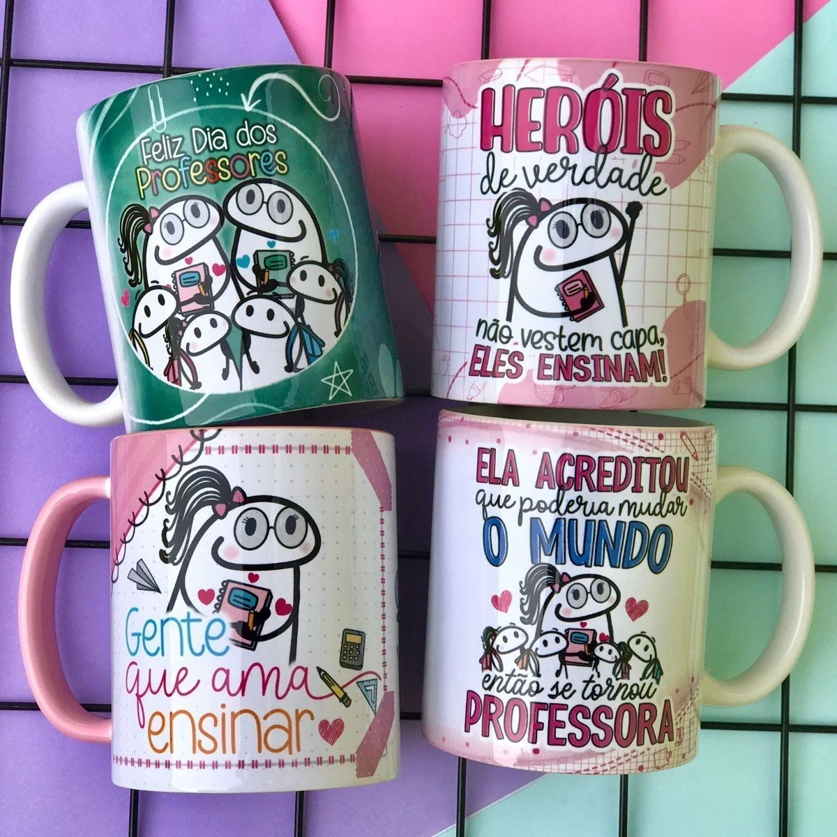 Quatro canecas estampadas com desenhos divertidos e frases dedicadas aos professores.