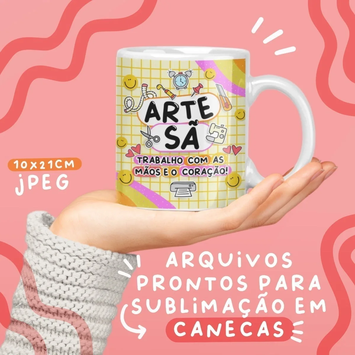 Mão segurando uma caneca branca estampada com elementos coloridos de artesanato e design.
