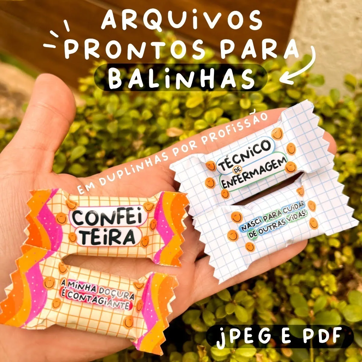 Mão segurando dois papéis impressos com artes personalizadas para embalagens de balas decoradas.