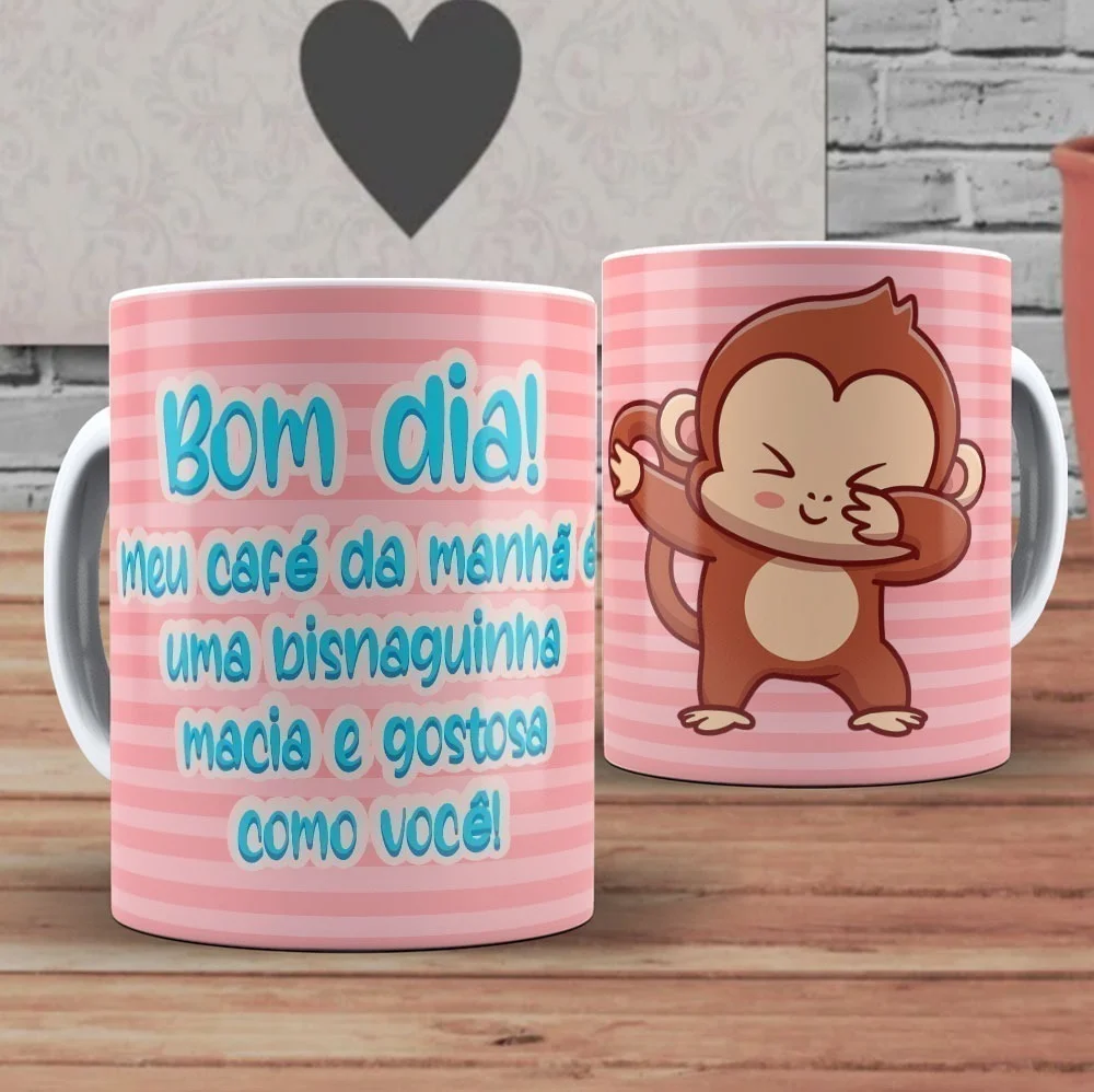 Duas canecas estampadas com um macaco animado e frase romântica em fundo listrado rosa.