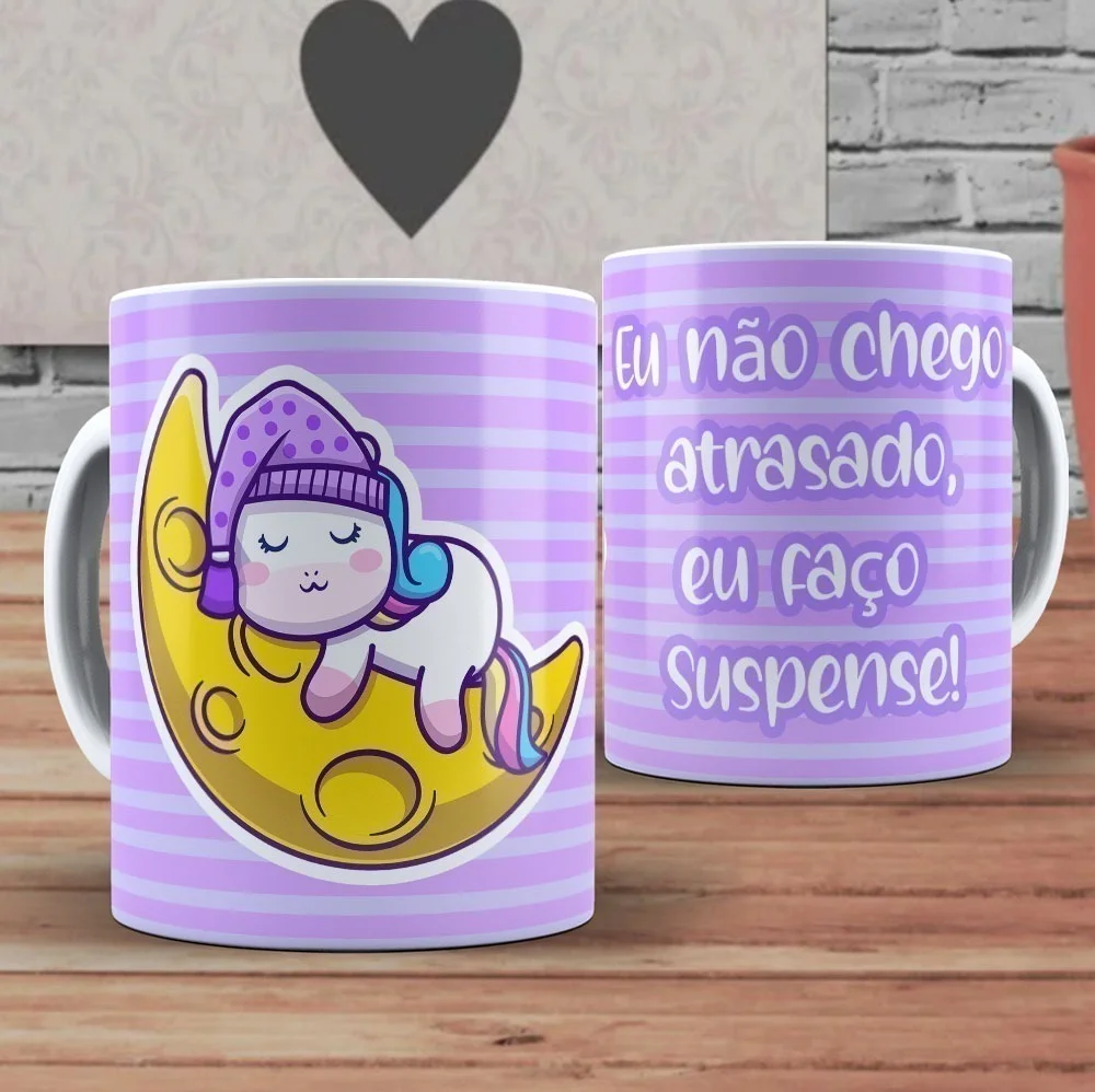 Duas canecas estampadas com desenho de unicórnio dormindo na lua e texto em português.
