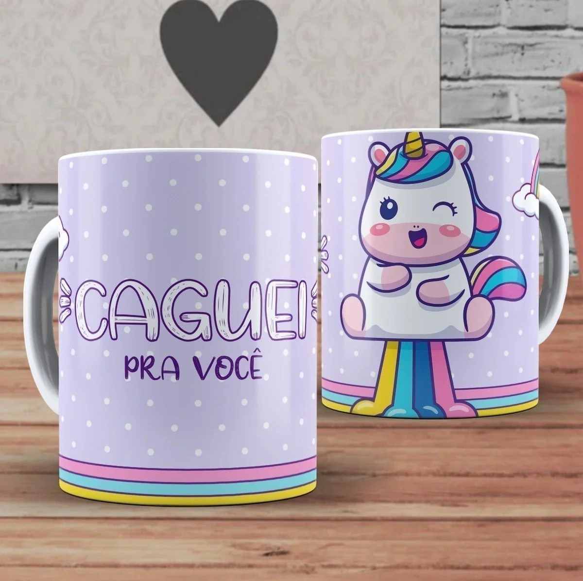 Duas canecas estampadas com unicórnio fofo sobre fundo lilás de bolinhas brancas.