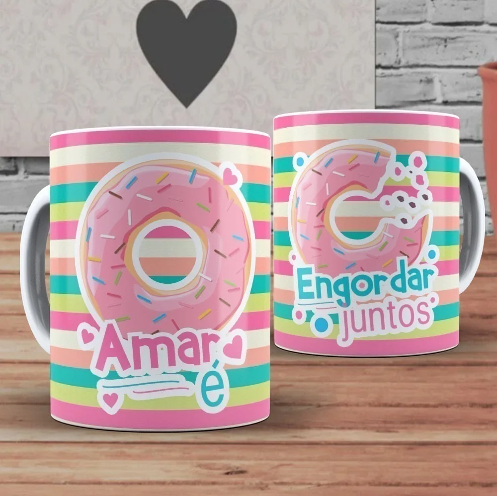 Duas canecas estampadas com rosquinhas coloridas e frases sobre amor e comer juntos.