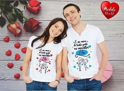 Casal usando camisetas brancas estampadas com frases e desenhos românticos.