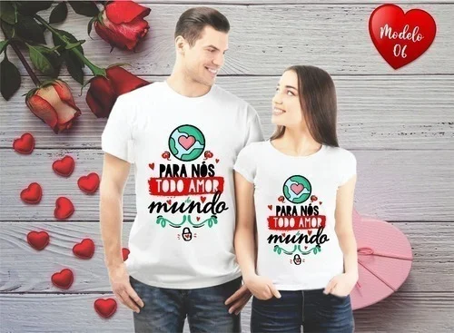 Casal usando camisetas brancas estampadas com tema romântico sobre fundo de madeira