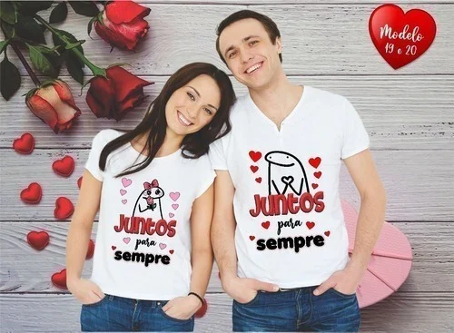Casal sorridente vestindo camisetas brancas personalizadas com desenhos românticos.