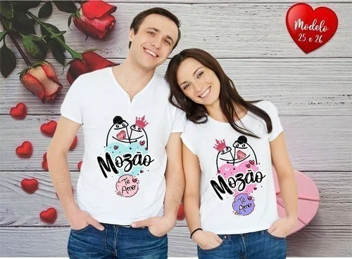 Casal jovem sorridente usando camisetas brancas estampadas com desenhos românticos.