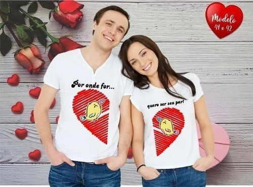 Casal sorrindo veste camisetas brancas estampadas com corações vermelhos e passarinhos amarelos.