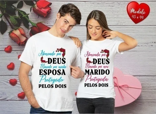 Casal usando camisetas brancas estampadas com frases e corações de fundo.