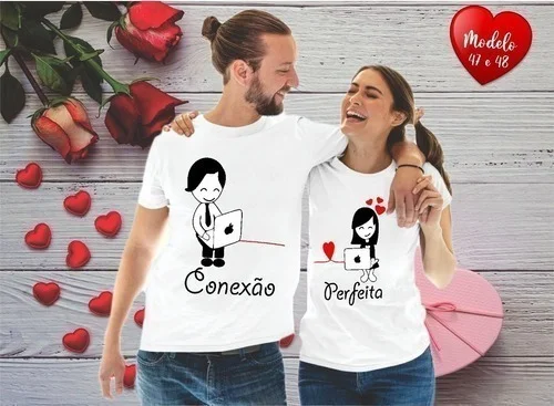 Casal usando camisetas brancas estampadas com desenhos de pessoas trabalhando.