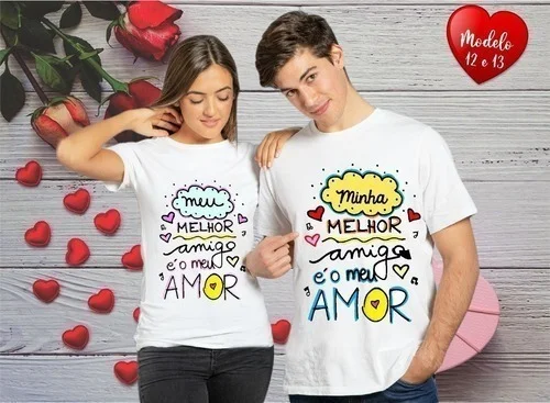 Casal usando camisetas brancas estampadas com frases e corações em fundo de madeira