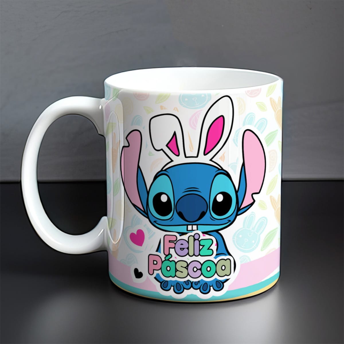 7 Artes para Caneca de Páscoa Stitch em CorelDraw 2 Caneca branca com personagem azul de orelhas de coelho e a frase Feliz Páscoa.