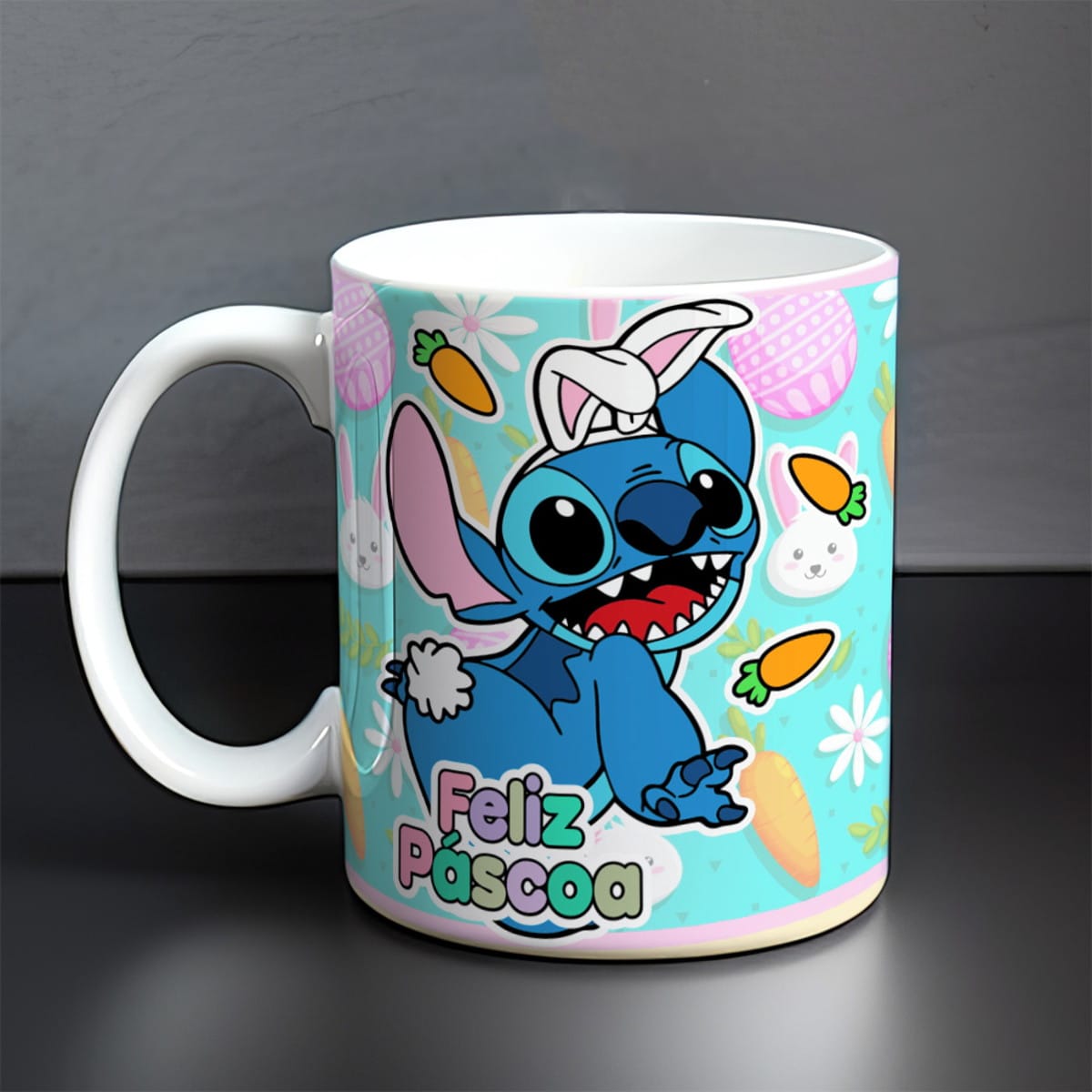 7 Artes para Caneca de Páscoa Stitch em CorelDraw 3 Arte digital de Páscoa em caneca, com personagem azul, ovos, cenouras e Feliz Páscoa.