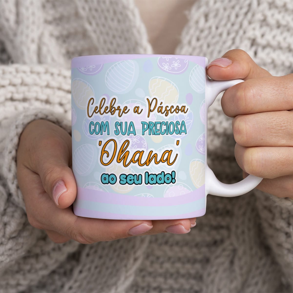 7 Artes para Caneca de Páscoa Stitch em CorelDraw 5 Arte digital de caneca com tema de Páscoa, ovos coloridos e mensagem 'Ohana'.
