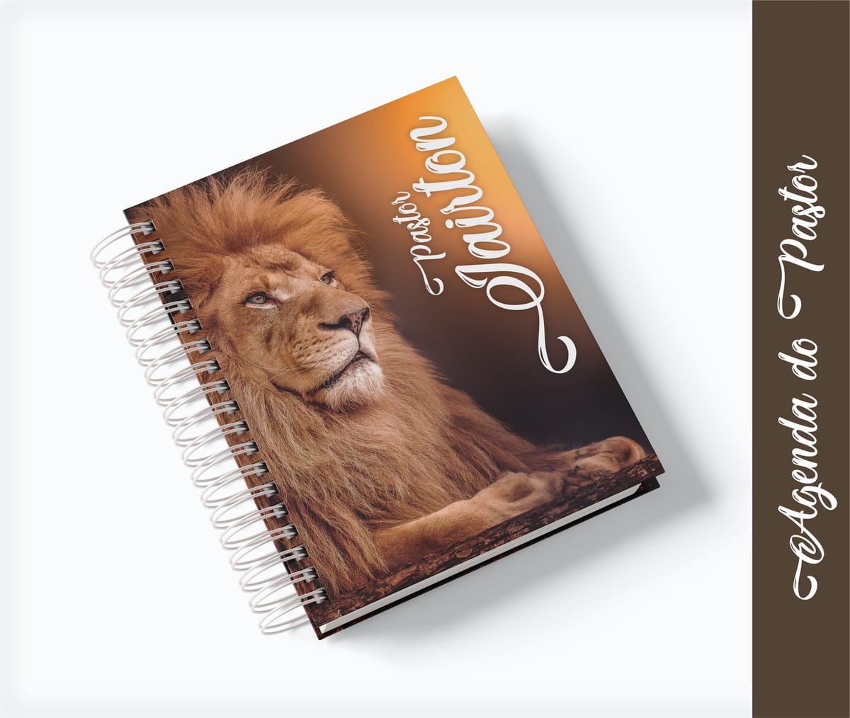 Agenda Pastor Digital Tema Leão para Personalizar 1 Caderno espiral com capa exibindo um leão majestoso em fundo alaranjado.