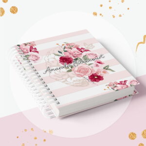 Arte digital de caderno com capa floral rosa e listras, espiral branca.