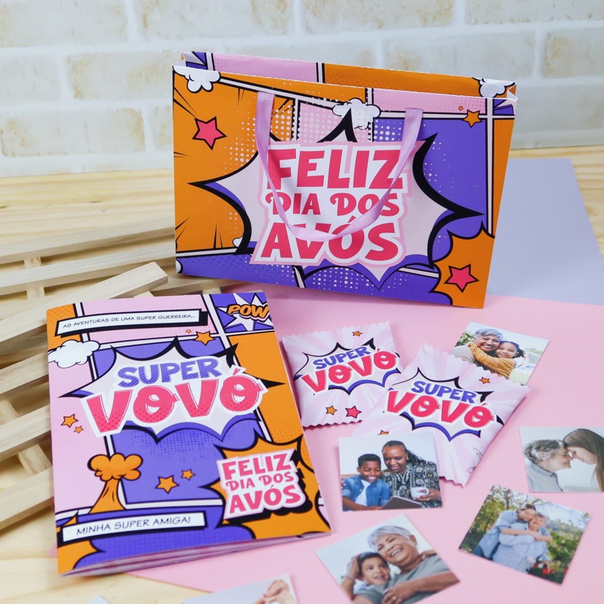Álbum de Figurinhas Super Vovó para o Dia dos Avós 1 Sacola, livreto, sachês e fotos com design de quadrinhos para o Dia dos Avós.
