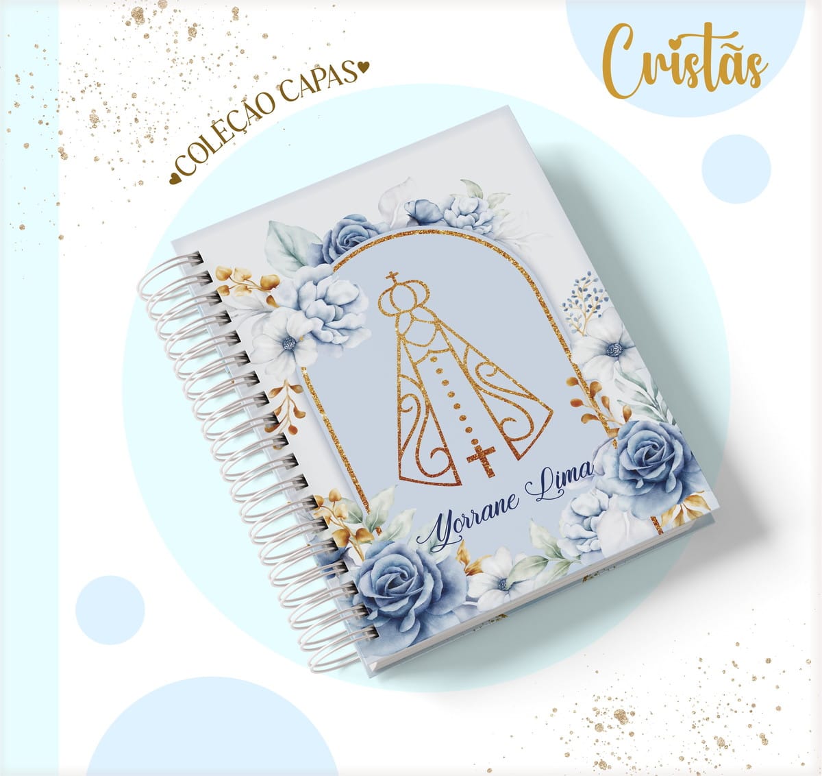 Kit Digital Capas Católicas PNG e PDF para Personalizar 1 Arte digital de capa de caderno com figura religiosa dourada e flores azuis.