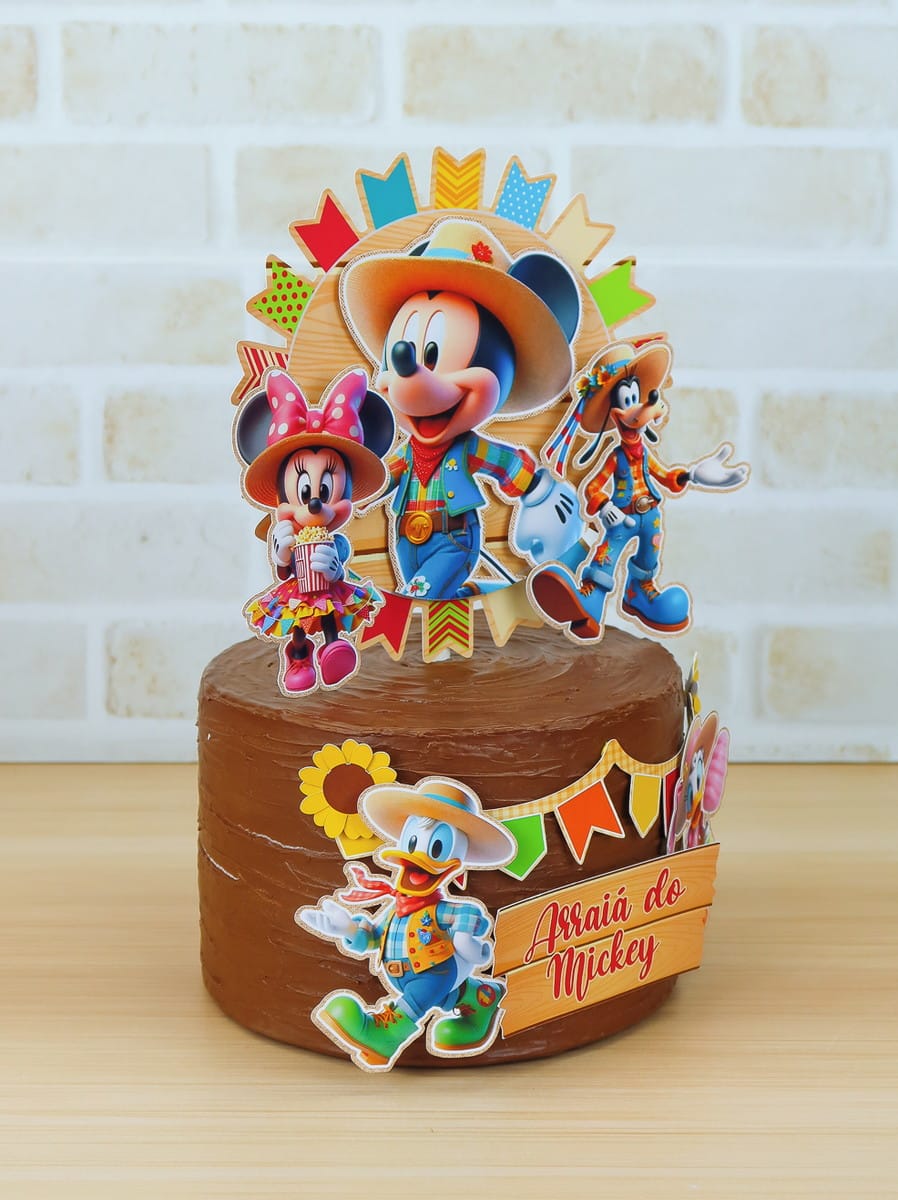 Arquivo de Corte Arraiá da Turma do Mickey Studio 5 Bolo de chocolate decorado com personagens em temática caipira com bandeirinhas coloridas.