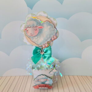 Ilustração de ovelha fofa em nuvens, design digital para artesanato.
