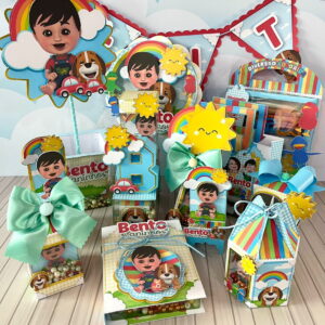Itens de festa temáticos com um menino de desenho animado, cachorro, arco-íris e sol.
