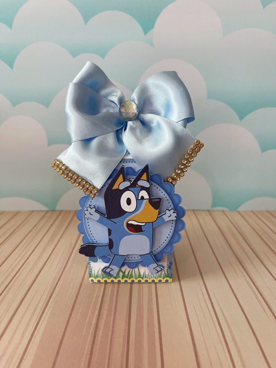 Arquivo de Corte Festa Bluey para Silhouette e Cricut 2 Design de caixa decorativa azul com personagem de cachorro, laço e nuvens.