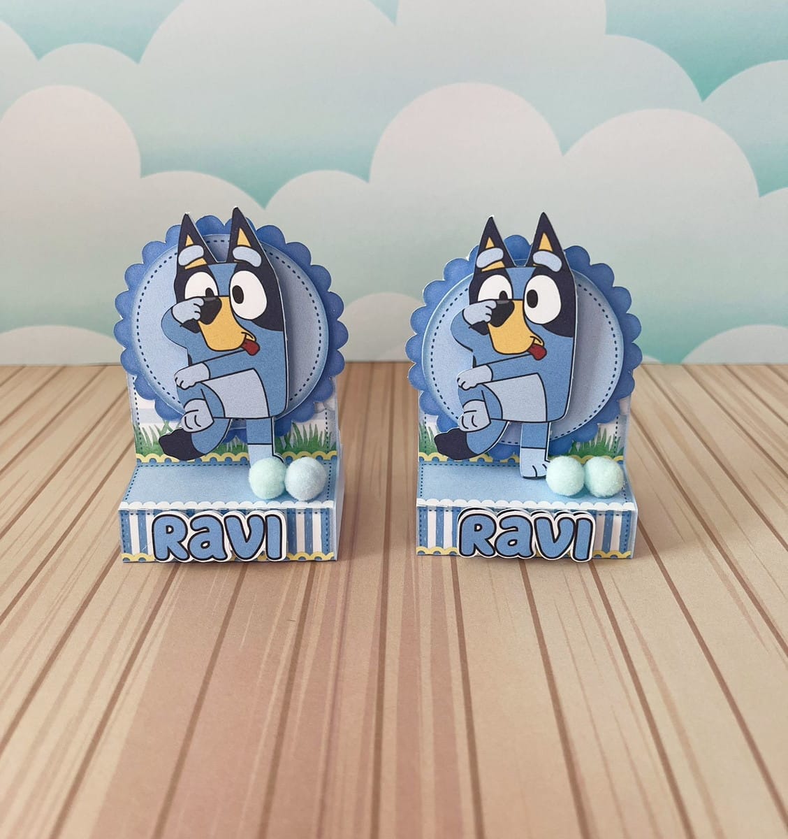 Arquivo de Corte Festa Bluey para Silhouette e Cricut 3 Arte digital de dois suportes de papel com personagem de cachorro azul.