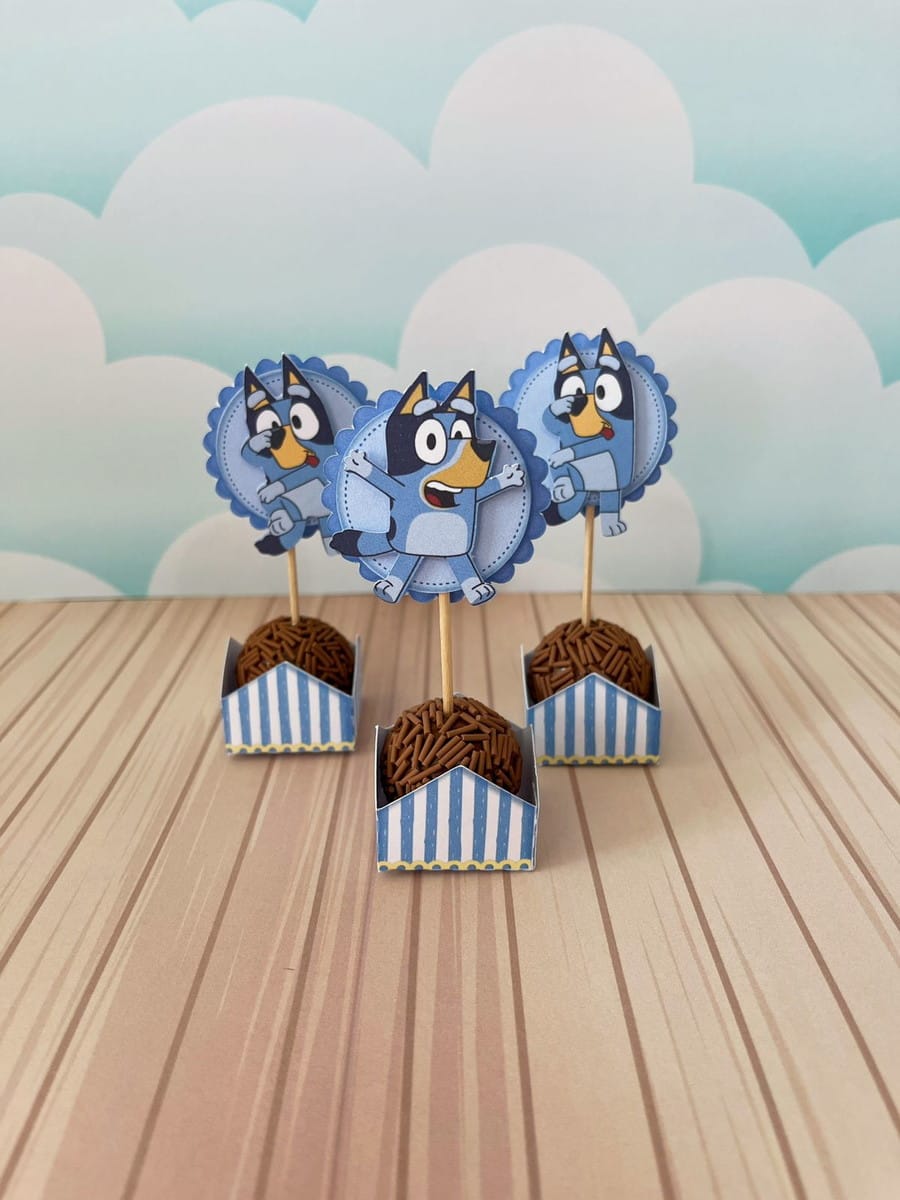 Arquivo de Corte Festa Bluey para Silhouette e Cricut 4 Três toppers de doces com personagens de cachorro azul em embalagens listradas.