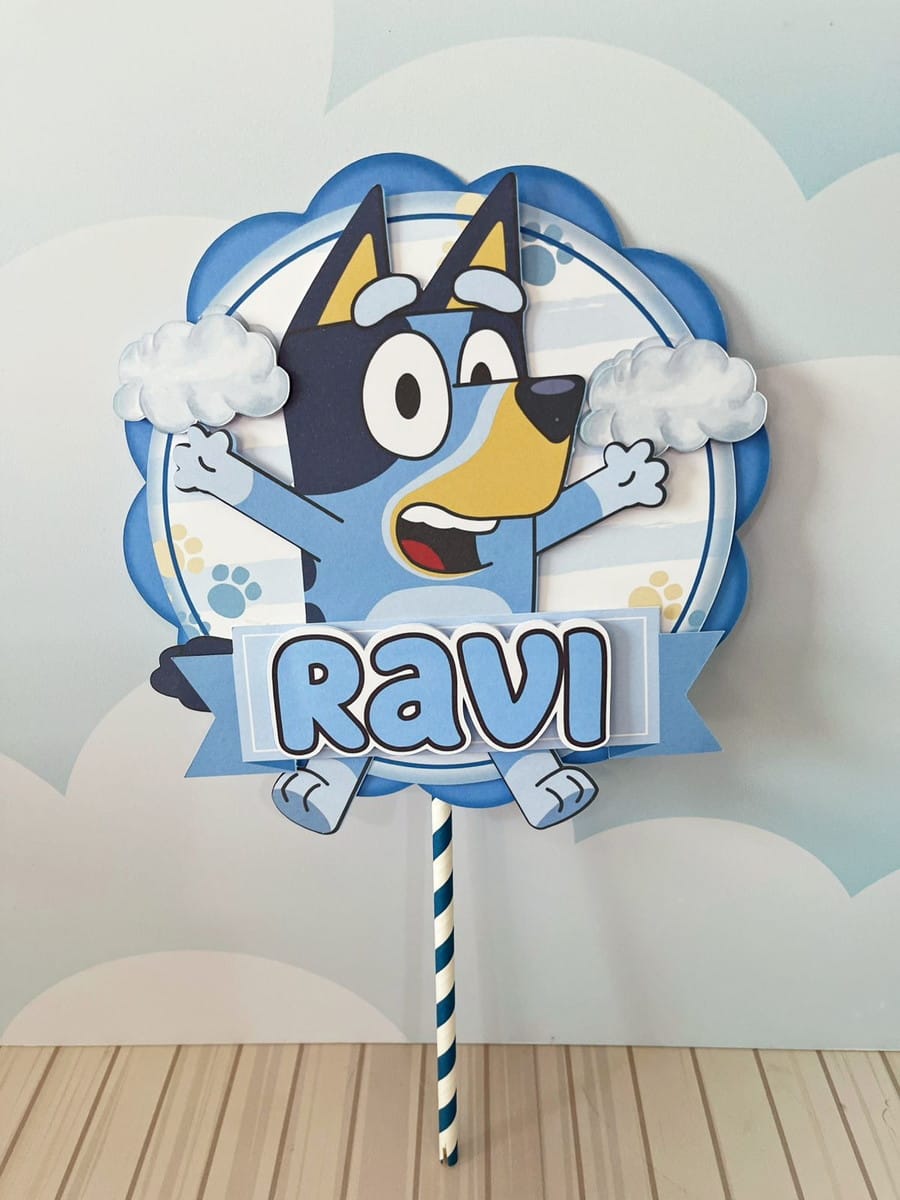 Arquivo de Corte Festa Bluey para Silhouette e Cricut 5 Arte digital de topper de bolo com personagem canino azul, nuvens e nome.