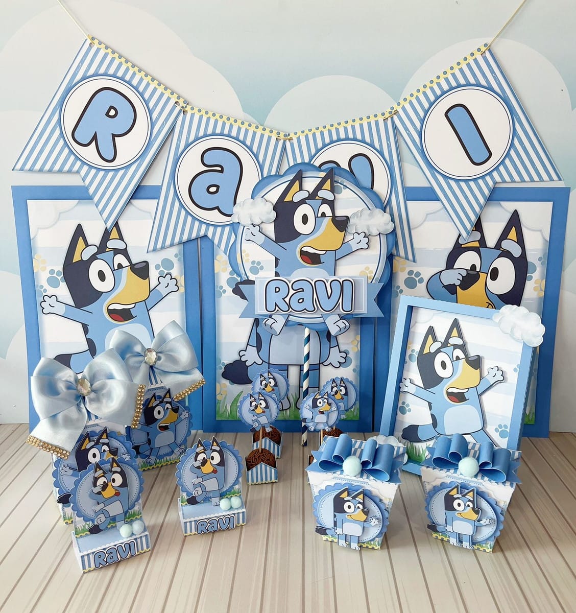 Arquivo de Corte Festa Bluey para Silhouette e Cricut 1 Designs de festa infantil com tema de cachorro azul, incluindo um nome personalizado.