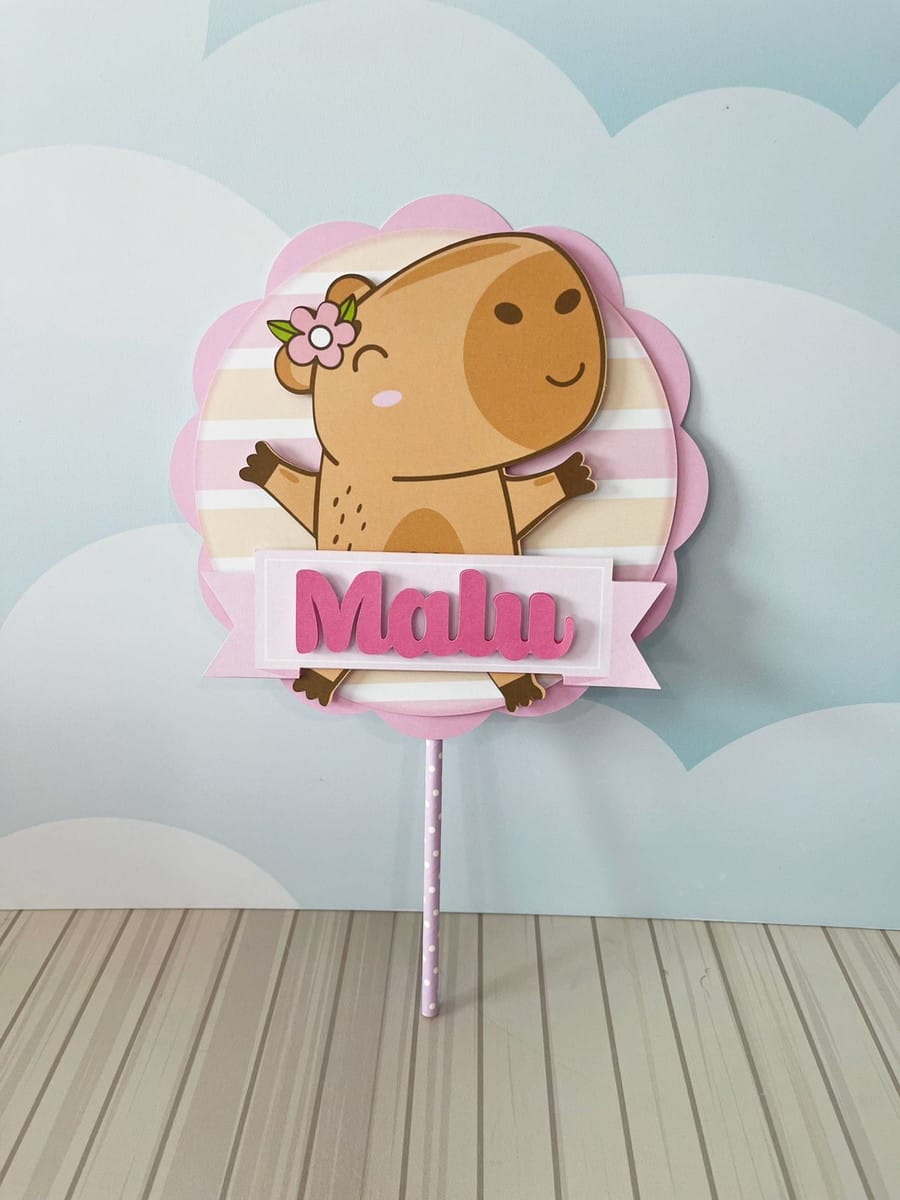 Arquivo de Corte Festa Capivara Menina em Studio e PDF 2 Topo de bolo circular com desenho de capivara e nome em camadas de papel