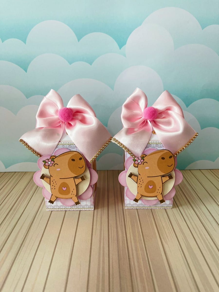 Arquivo de Corte Festa Capivara Menina em Studio e PDF 3 Duas caixas decoradas com desenho de capivara e laços de fita rosa.