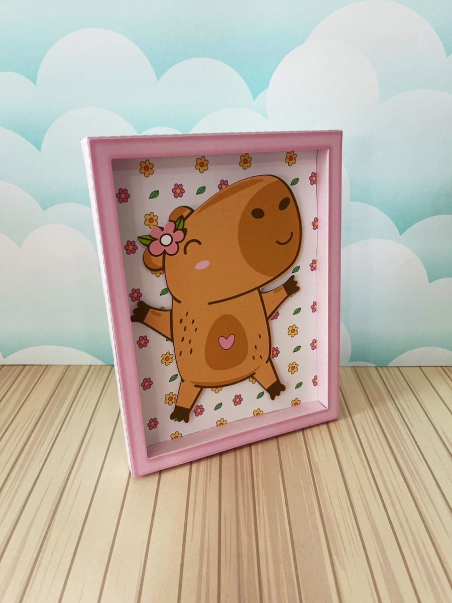 Arquivo de Corte Festa Capivara Menina em Studio e PDF 4 Quadro com ilustração de uma capivara fofa sobre fundo de flores coloridas.