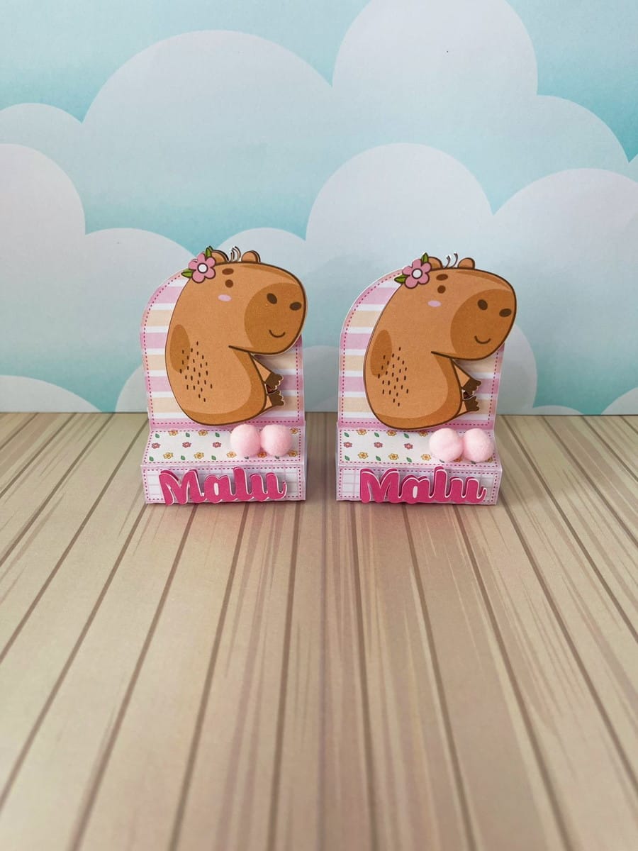 Arquivo de Corte Festa Capivara Menina em Studio e PDF 5 Duas caixinhas decorativas de papel com ilustrações de capivara e detalhes em rosa.