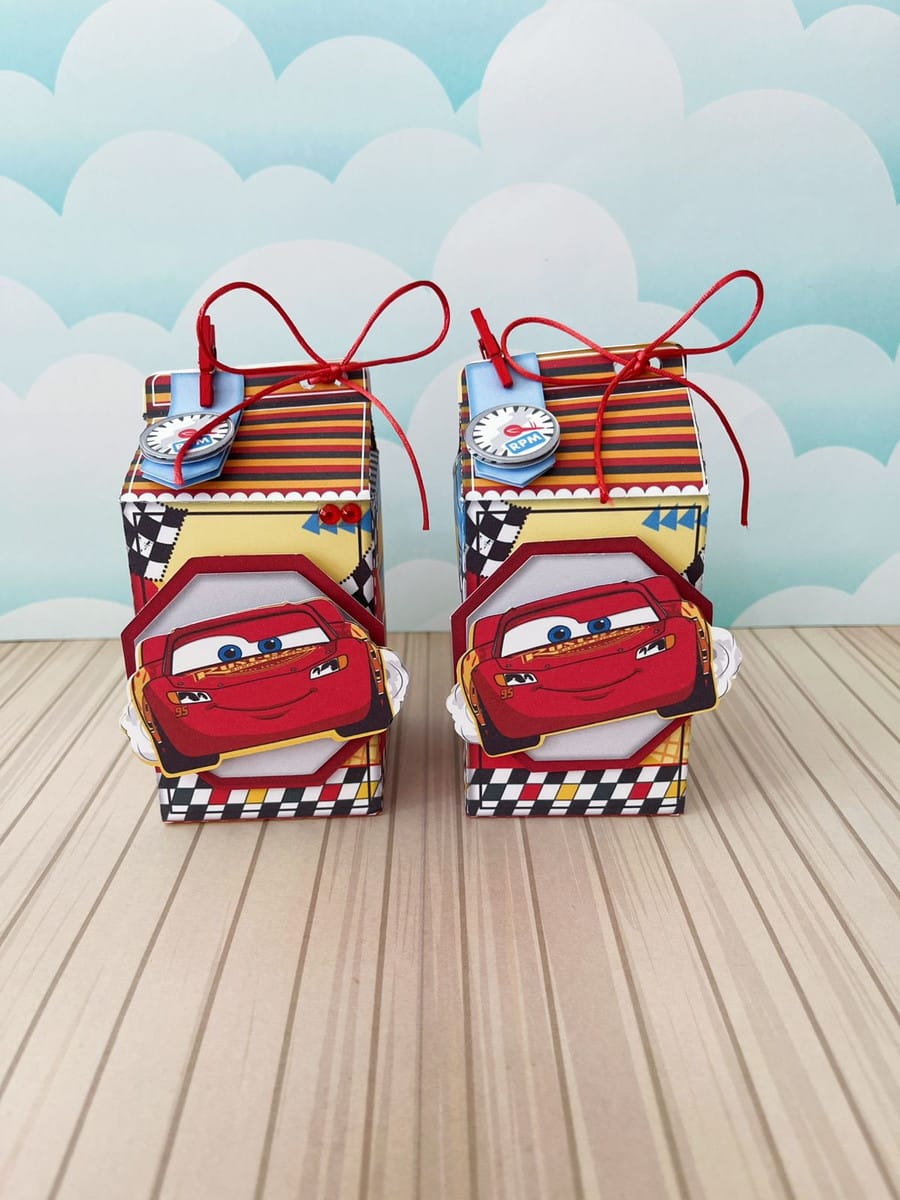 Arquivo de Corte Festa Carros Disney com McQueen e Mate 2 Duas caixas de papel temáticas de corrida com carro de desenho animado e fita vermelha.