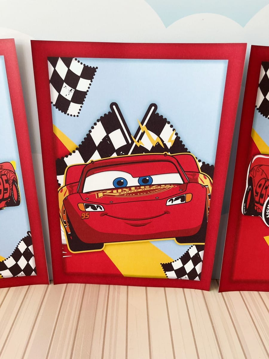 Arquivo de Corte Festa Carros Disney com McQueen e Mate 3 Arte digital de carro de corrida vermelho com bandeiras quadriculadas e tema de pista.