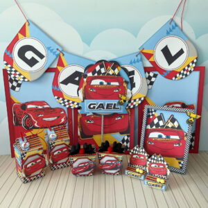 Designs de festa com tema de carro de corrida vermelho, incluindo banner e caixas.