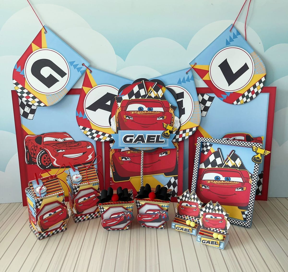 Arquivo de Corte Festa Carros Disney com McQueen e Mate 1 Designs de festa com tema de carro de corrida vermelho, incluindo banner e caixas.