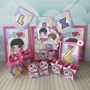 Conjunto de decorações de festa com arte digital de personagens, corações e o nome 'LIZ'.