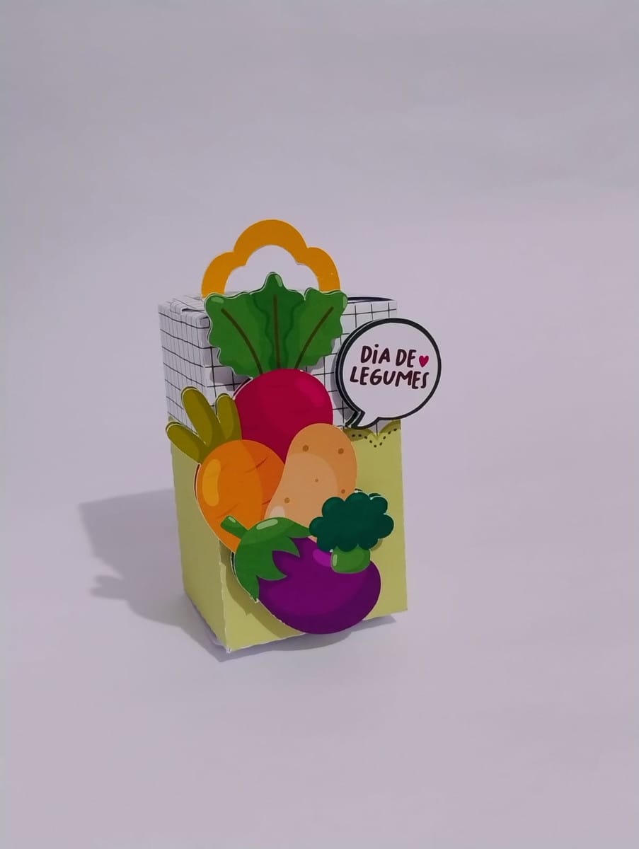 Arquivo de Corte Festa Frutinhas em Studio e PDF 4 Arte digital de caixa de papel decorada com ilustrações de vegetais e balão de fala.