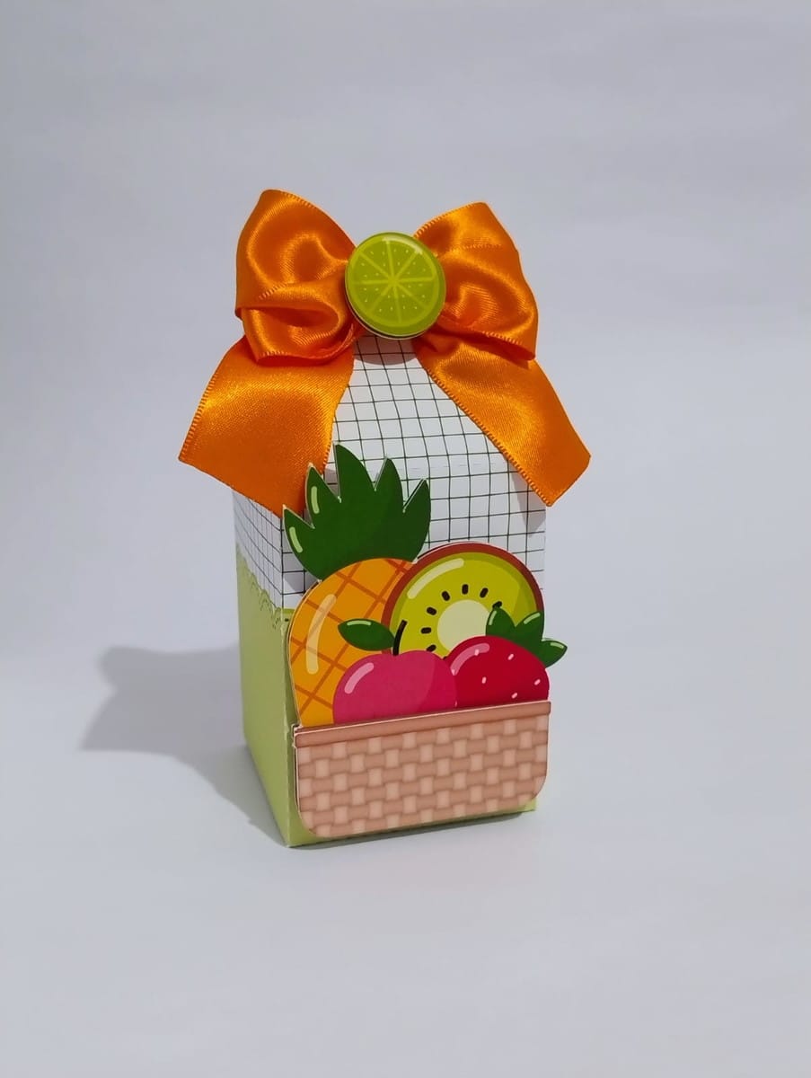 Arquivo de Corte Festa Frutinhas em Studio e PDF 5 Design de caixa com laço laranja e cesta de frutas coloridas.