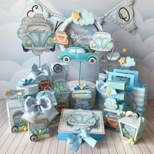 Decoração de festa temática infantil com itens em azul contendo desenhos de automóveis antigos.