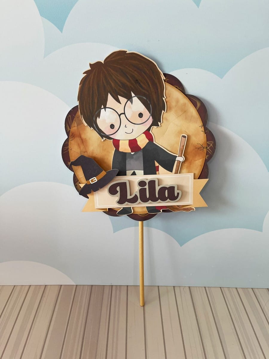 Arquivo de Corte Harry Potter para Festa em Studio e PDF 2 Recorte de papel de menino bruxo com óculos, cachecol e faixa com texto.