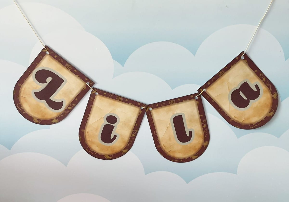 Arquivo de Corte Harry Potter para Festa em Studio e PDF 4 Design de banner digital com quatro letras em estilo rústico, fundo de nuvens azuis.