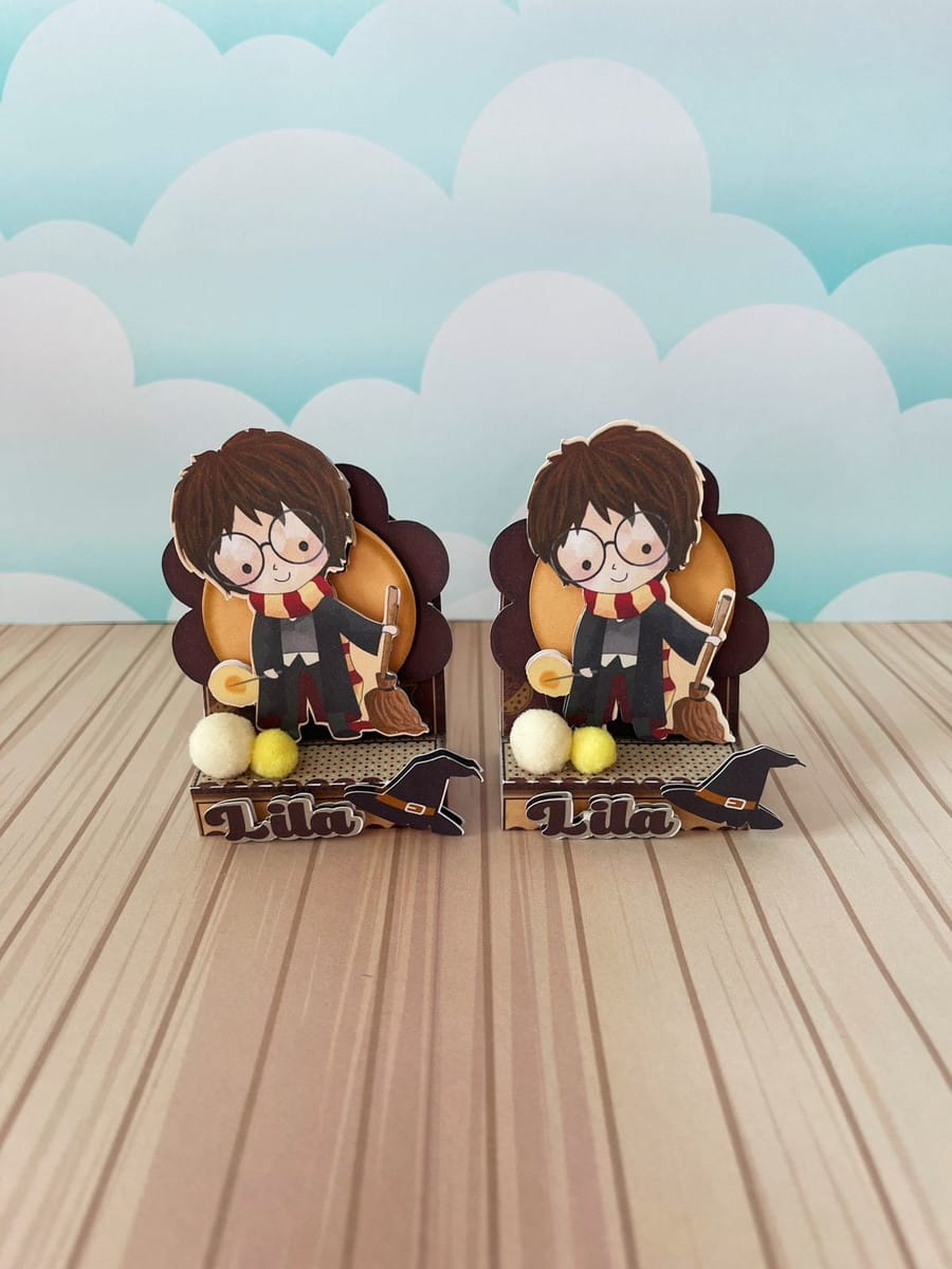 Arquivo de Corte Harry Potter para Festa em Studio e PDF 5 Duas artes digitais de personagem de desenho animado com óculos e vassoura.
