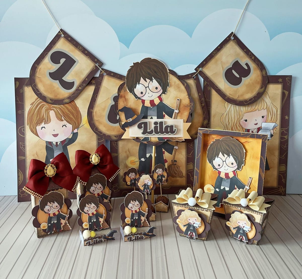 Arquivo de Corte Harry Potter para Festa em Studio e PDF 1 Decoração de festa temática de bruxos com personagens infantis e o nome Lila.