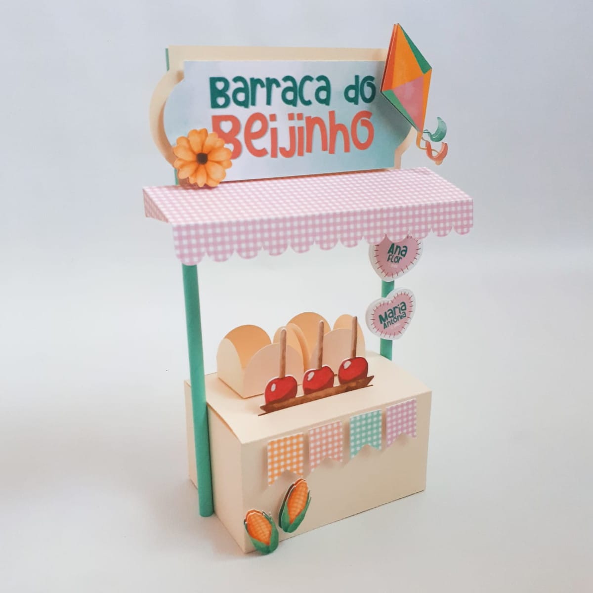 Arquivo de Corte Festa Junina Studio para Lembrancinhas 3 Barraca de festa junina em miniatura decorada com doces, bandeirinhas e milho.