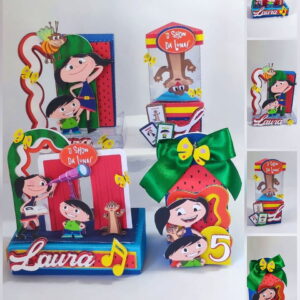 Decorações de festa em papel com personagens de desenho animado e tema.